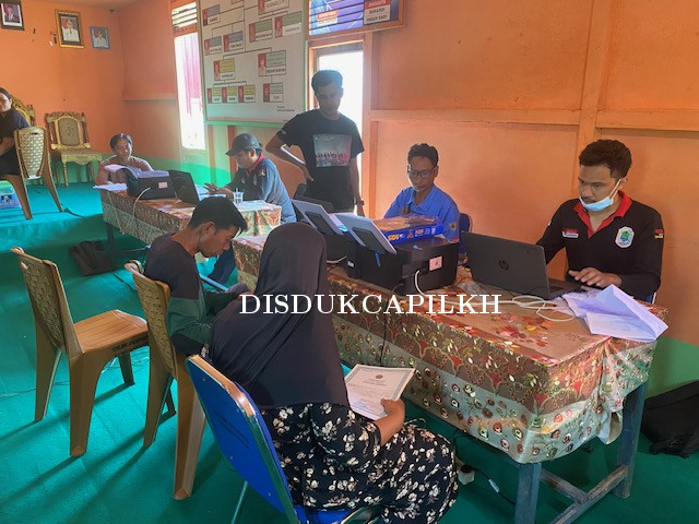 Pelayanan Jemput Bola Disdukcapil Kapuas Hulu di Desa Semerantau Kecamatan Kalis