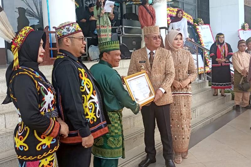 Sekretaris Daerah Kab. Kapuas Hulu Terima Penghargaan Dukcapil Prima 2023
