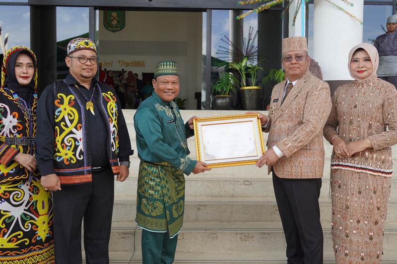 Pj. Gubernur Kalbar Serahkan Dukcapil Prima Award 2023